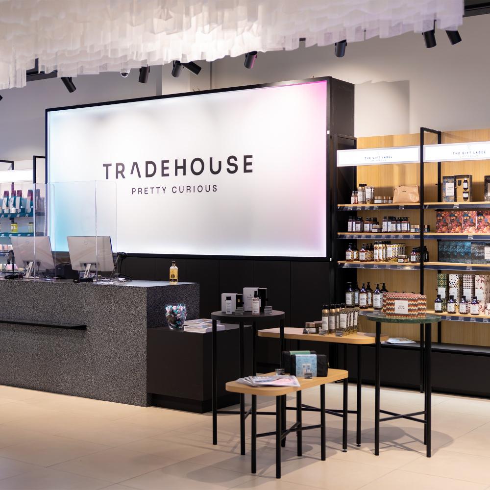 Iepirkšanās centra “Olimpia” nomnieku skaitu papildina kosmētikas un labsajūtas zīmolu produktu importētājs un izplatītājs Baltijā “Tradehouse”. Veikals atvērts centra pirmajā stāvā un uzņēmuma produktu klāstā ietilpst vairāk kā 800 skaistumkopšanas zīmoli, kuru kvalitāti novērtē, kā nozares profesionāļi, tā tās ikdienas lietotāji. “Tradehouse” katrs varēs atrast sev nepieciešamos produktus, ādas un matu kopšanai, skaistumkopšanai un veselībai. Iepirkšanās centra “Olimpia” nomnieku skaitu papildina kosmētikas un labsajūtas zīmolu produktu importētājs un izplatītājs Baltijā “Tradehouse”. Veikals atvērts centra pirmajā stāvā un uzņēmuma produktu klāstā ietilpst vairāk kā 800 skaistumkopšanas zīmoli, kuru kvalitāti novērtē, kā nozares profesionāļi, tā tās ikdienas lietotāji. “Tradehouse” katrs varēs atrast sev nepieciešamos produktus, ādas un matu kopšanai, skaistumkopšanai un veselībai.