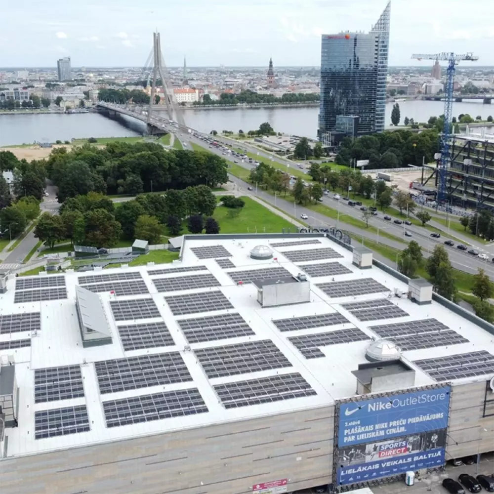 Shopping center Olimpia invests 1.8 million euros in sustainability solutions and installs a powerful solar panel park on the roof of the building