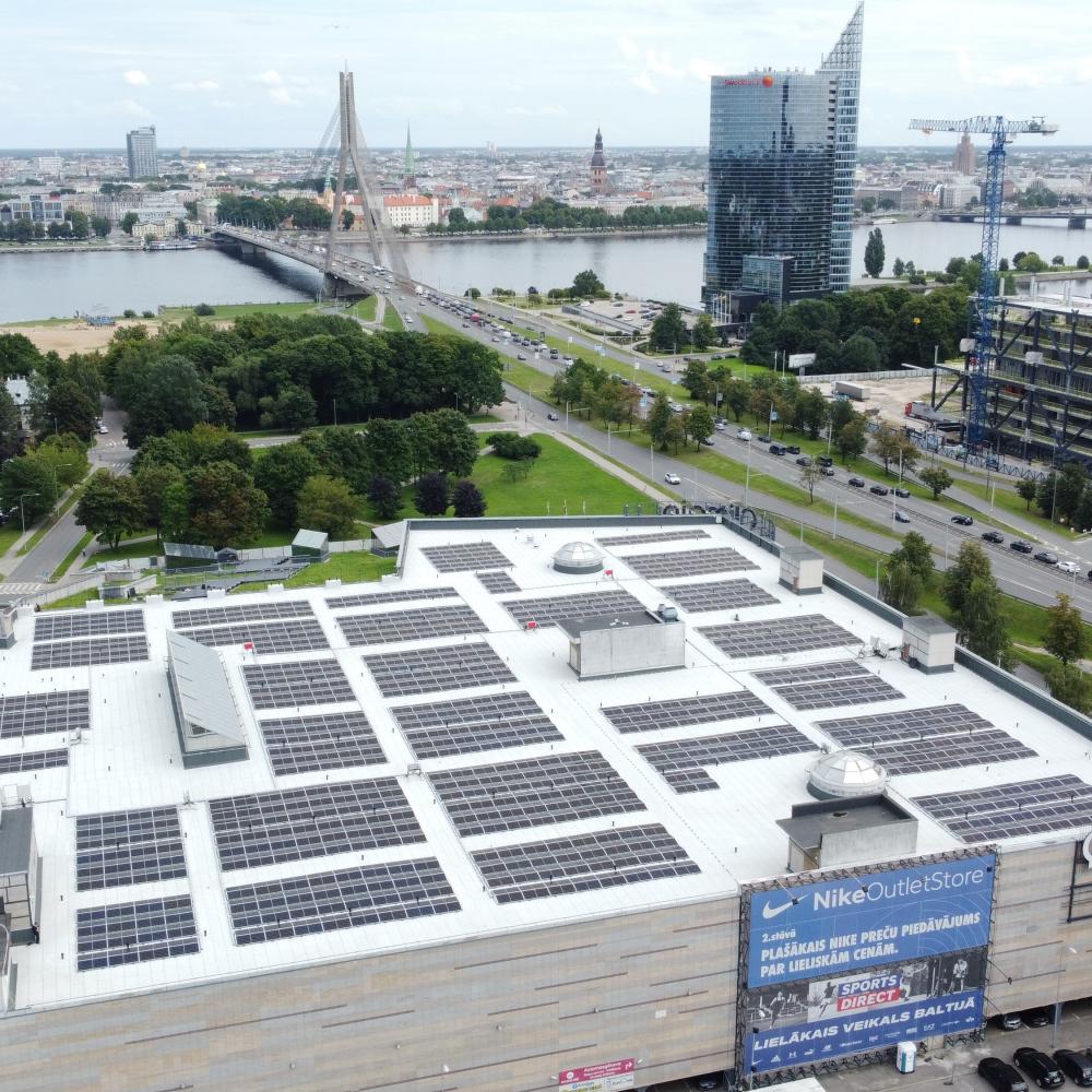 Pēc trīs gadu renovācijas programmas noslēgšanās, 2023. gada maijā iepirkšanās centrs “Olimpia” atsāka darbu ar jauniem nomniekiem un modernizētām telpām. “Olimpia” attīstības stratēģija iekļauj nopietnu ilgtspējas risinājumu ieviešanu, un šie ilgtermiņa uzlabojumi veikti, piesaistot investīcijas, gan centra vispārējai restaurācijai, gan ilgtspējas mērķu sasniegšanai. Pateicoties piešķirtajam finansējumam, šī gada vasarā uz “Olimpia” jumta 4059 kvadrātmetru platībā uzstādīti 1820 saules paneļi. Pēc trīs gadu renovācijas programmas noslēgšanās, 2023. gada maijā iepirkšanās centrs “Olimpia” atsāka darbu ar jauniem nomniekiem un modernizētām telpām. “Olimpia” attīstības stratēģija iekļauj nopietnu ilgtspējas risinājumu ieviešanu, un šie ilgtermiņa uzlabojumi veikti, piesaistot investīcijas, gan centra vispārējai restaurācijai, gan ilgtspējas mērķu sasniegšanai. Pateicoties piešķirtajam finansējumam, šī gada vasarā uz “Olimpia” jumta 4059 kvadrātmetru platībā uzstādīti 1820 saules paneļi.