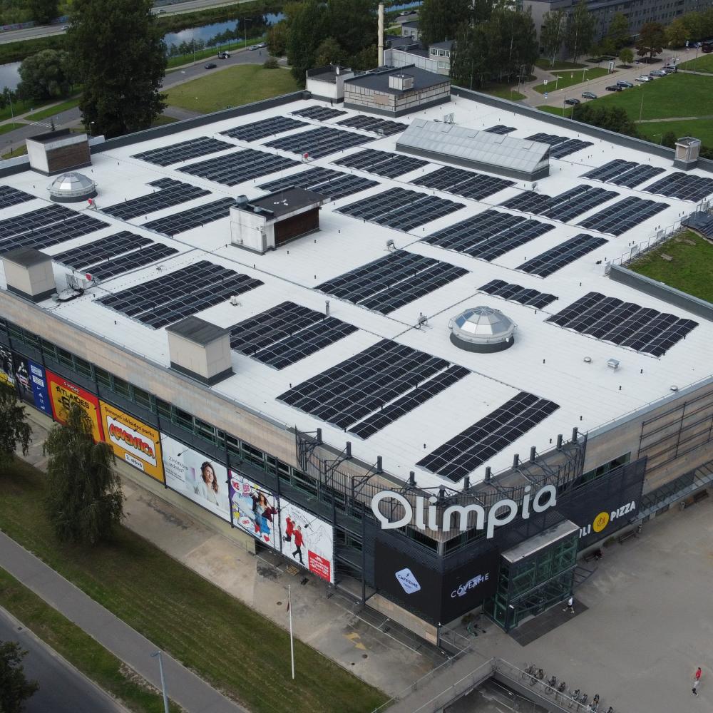 I/c “Olimpia” ilgtspējas risinājumos investē 1,8 miljonus eiro un uz ēkas jumta uzstāda jaudīgu saules paneļu parku