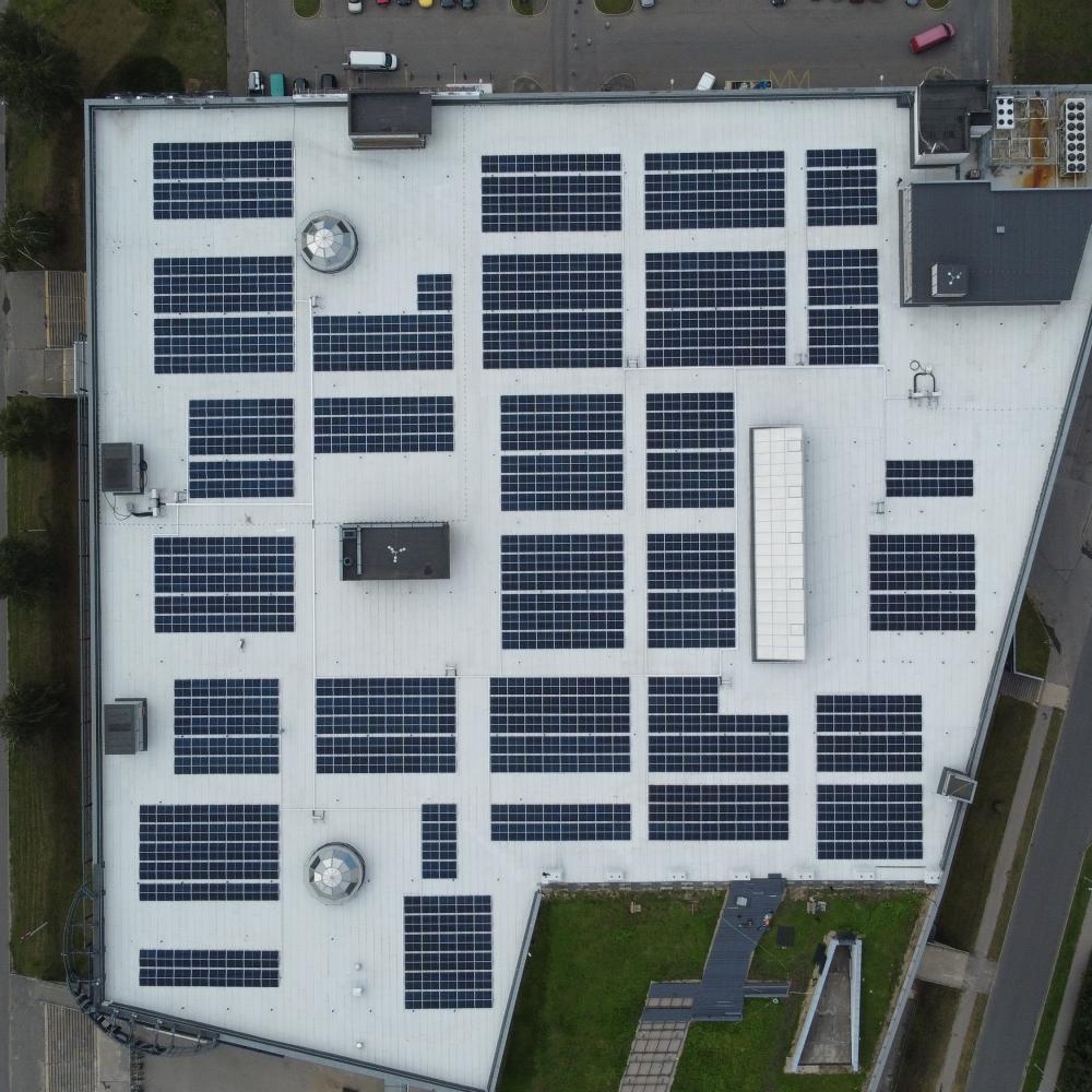 I/c “Olimpia” ilgtspējas risinājumos investē 1,8 miljonus eiro un uz ēkas jumta uzstāda jaudīgu saules paneļu parku